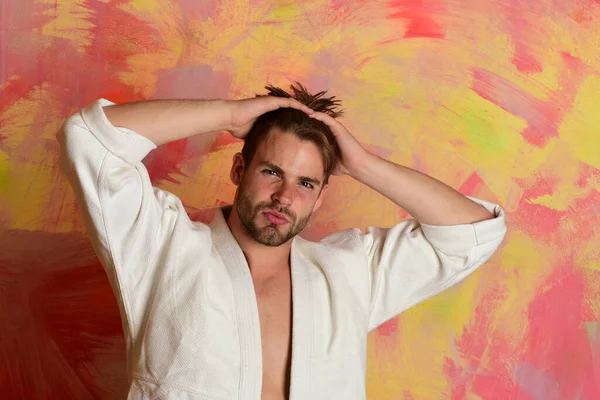 El tipo posa en kimono blanco. Hombre con cara de moda — Foto de Stock