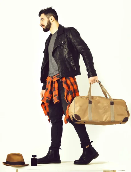 Bärtiger Mann, kaukasischer Hipster mit Schnurrbart und stylischer Tasche — Stockfoto