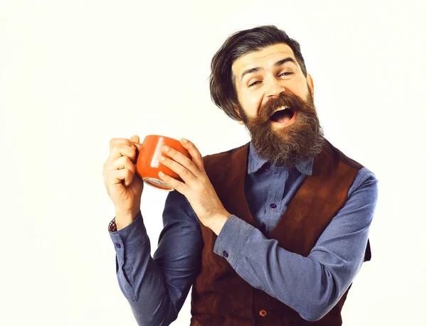 Бородатий чоловік тримає чашку з кавою, чай з щасливим обличчям — стокове фото