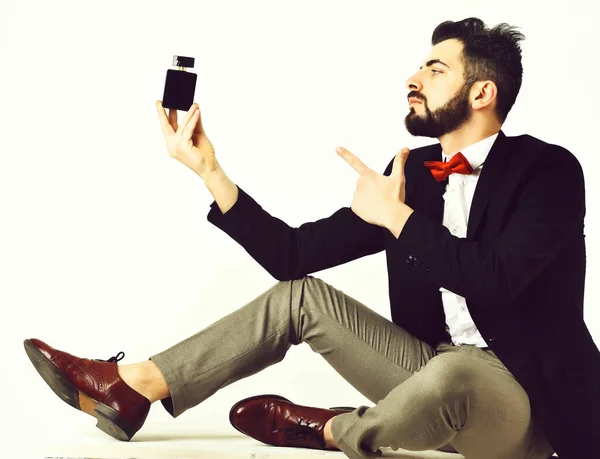 Hombre barbudo, hipster caucásico con bigote y frasco de perfume — Foto de Stock