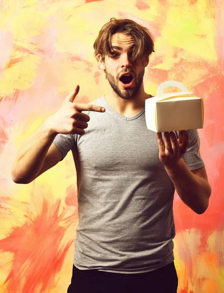 Caucasian bearded sexy macho man holding meal box — Stock Photo, Image