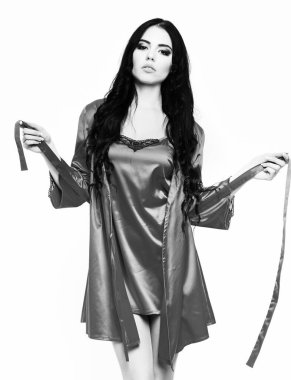 Beyaz üzerinde pembe ipek bornoz giyen seksi kız.