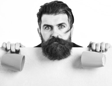 Kâğıt çarşaf ve fincanlarla vahşi beyaz hippi sakallı.