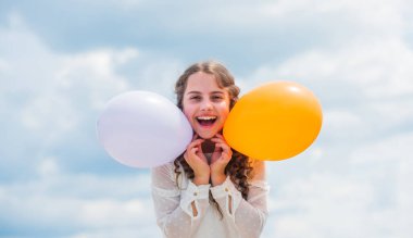 Mutluluk hava balonlarıdır. Yaz tatili ve tatil. Çocukluk mutluluğu. Mutluluk kavramı. Helyum balonlarıyla uçmak. Her gün daha da yükseliyor. Neşeli kız iyi eğlenceler. Özgürlük kavramı