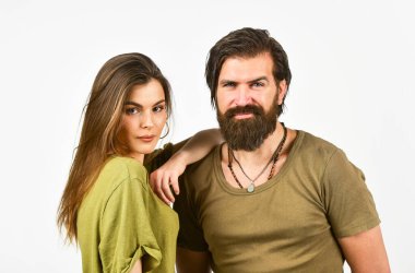 Kız arkadaşı olan bir adam. İlişki ve flört. Modern çift. Erkek kozmetik ürünlerinin kadınlardan ne kadar farklı olduğunu. Birbirine aşık bir çift. Seksi bir çift. Sakallı adam ve kadın. Moda ve güzellik. Sevgililer Günü