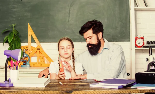 Una lección fascinante. Explicar la ciencia al niño. Profesora de escuela y colegiala. Hombre barbudo maestro excelente pedagogo. Habilidades pedagógicas. Pedagogo talentoso. Trabajar juntos para lograr más —  Fotos de Stock