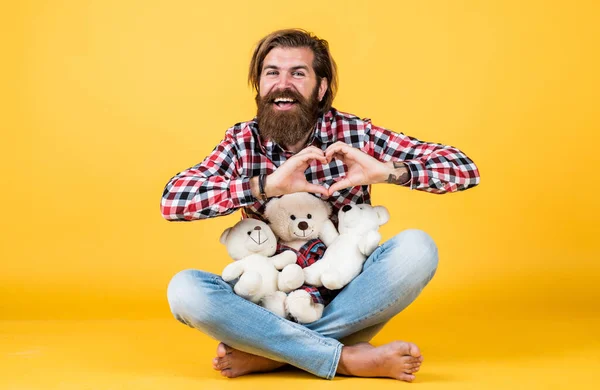 Mi corazón es tuyo. Hombre con barba sostienen lindo oso de juguete. El hombre sostiene al oso de peluche. Concepto de regalos y vacaciones. Esto es para ti. hipster como juguete de animales. Celebración de fiesta de cumpleaños. sentir felicidad —  Fotos de Stock