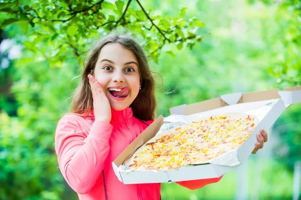 Πεινασμένο κορίτσι πίτσα κουτί φόντο φύση, νόστιμα πικ-νικ έννοια των τροφίμων — Φωτογραφία Αρχείου
