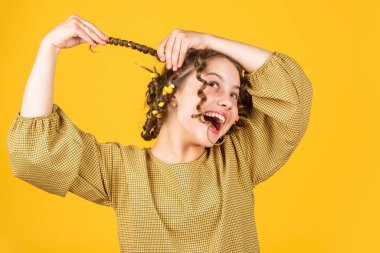 Parlak buklelerin tadını çıkarıyorum. Şekil vermek için yağ kremi. Kuaför malzemeleri. Güzel, sağlıklı saçlar. Moda ve güzellik. Küçük kız kuaför salonu. Küçük kıvırcık saçlı çocuk. Parti için saç stili