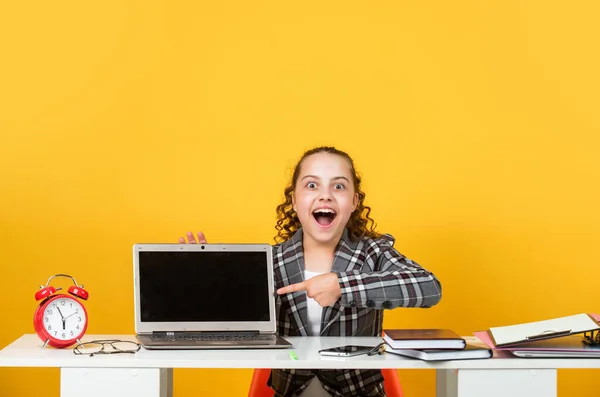 Opleidingen. Informatie om te leren. Slimme leerling. Online gemeenschap voor studenten. Moderne school. Afstandsonderwijs. Leerling surfen op internet. Communicatie sociale netwerken. Tiener meisje studie online — Stockfoto