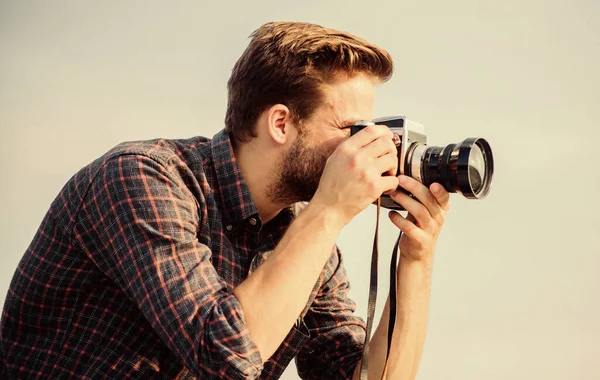 Reporter taking photo. Hipster photographer. Blogger shooting vlog. Guy outdoors blue sky background. Handsome blogger guy traveler retro camera. Manual settings. Travel blogger. Vintage equipment — Stock Photo, Image