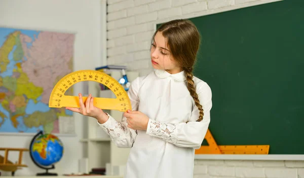 Piccola scolaretta carina con strumento geometrico per la matematica. Matematica della scuola elementare o matematica. La matematica conta. Piccolo governante per lezioni di matematica. Scienza e tecnologia — Foto Stock