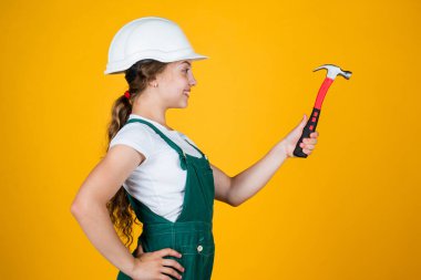 Şuna bak. O iyi bir asistan. Marangoz çekici olan çocuk mühendis. İşçi Bayramı 1 Mayıs 'ta. Sert şapkalı küçük kız çekiç tutuyor. Gelmiş geçmiş en iyi tamirci. Çekiç kullanmayı öğrenmek. Çekiç sesi