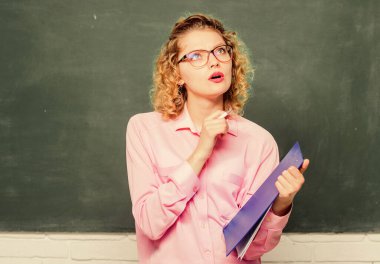 Üniversite ve lise başvurusu. Sıkı çalış. Bilgi toplama günü. Öğrenci kendi araştırmasını yapıyor. Eğitim konsepti. Öğrenci hayatı. Kız inek öğrenci klasör belgelerini tutuyor. Üniversiteye gir. Sınavları geç