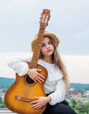 Alternatif müzik Müzik benim hayatım. Akustik telli çocuk. Partide iyi eğlenceler. Gitarist ya da gitarist. Gitarlı şarkıcı. Gitar çalan kız. Müzik okulu. country müzik