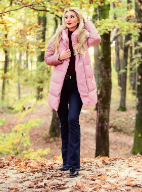 Yıldız gibi nasıl rock 'çı ceketi giyilir. Puffer moda konsepti. Kıyafet kirpi kürkünün şık görünebileceğini kanıtlıyor. Parkta şık sarışın kız yürüyüşü. Herkesin giymesi gereken ceketler. Almak için en iyi kabarık ceketler
