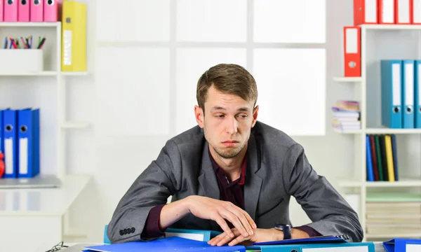 Homme avocat somnolent documents dossiers épuisement avec trop de travail, concept de problème de surcharge de travail — Photo
