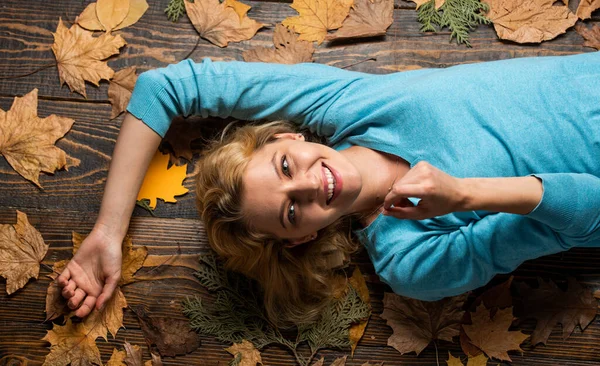 Saison des Shoppingverkaufs. Herbstblätter umgeben Mädchen. Spielen in der herbstlichen Natur. glückliche Frau auf dem Fallhintergrund liegend. Aufgeregt glückliche Herbst Frau. Mädchen genießen das Leben und die Freiheit — Stockfoto