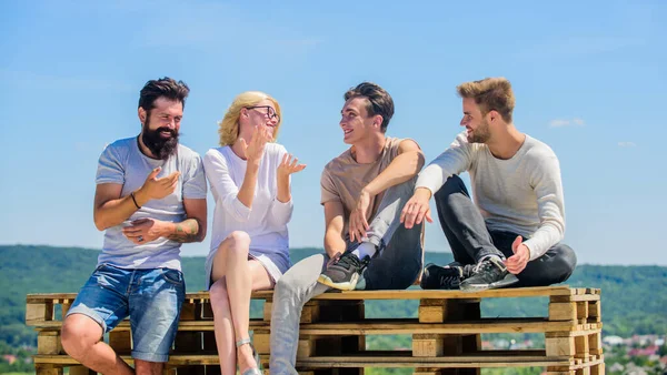 Pasar tiempo con amigos. Vacaciones de verano. Amigos alegres comunicándose. Hombres y mujeres hablando de fondo de la naturaleza. Jóvenes relajados. Concepto de amigos despreocupados. Pasar el rato juntos. Verdadera amistad —  Fotos de Stock