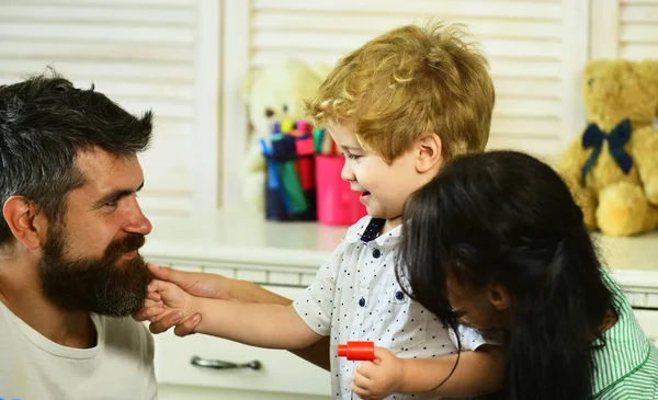 Anne, baba ve çocuk oyuncaklar ahşap arka planda — Stok fotoğraf