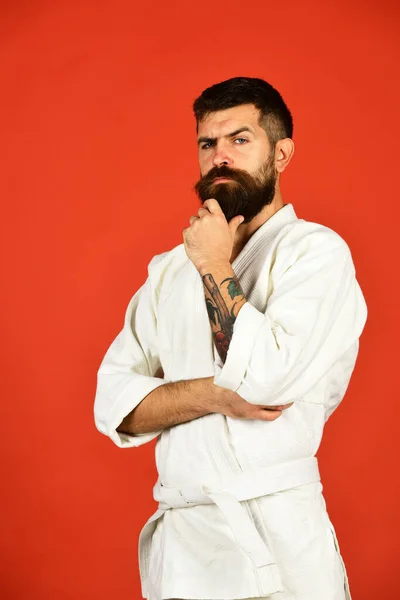 Jiu Jitsu mästare gnider skägget och tänker — Stockfoto
