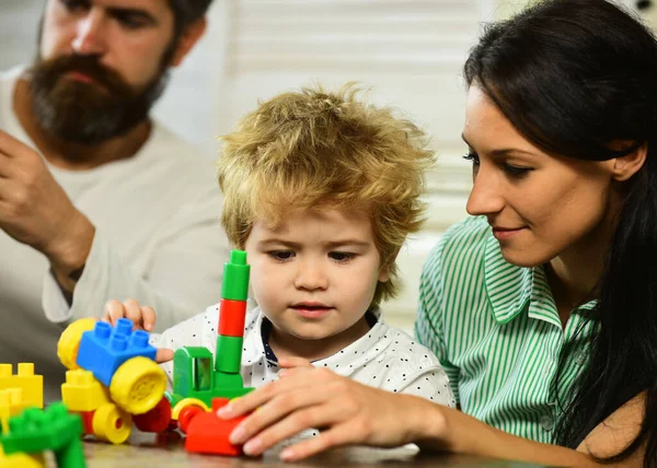 Concepto de familia e infancia. Padres e hijo con caras ocupadas — Foto de Stock