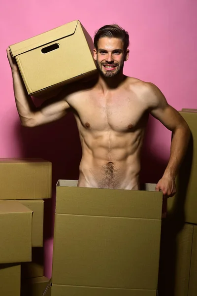 Chico con torso sexy se para detrás de cajas —  Fotos de Stock