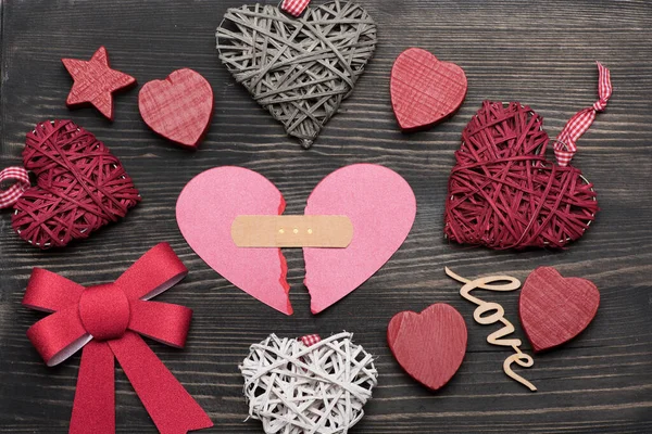 Concepto de amor y San Valentín. Partes del corazón de papel rosa — Foto de Stock