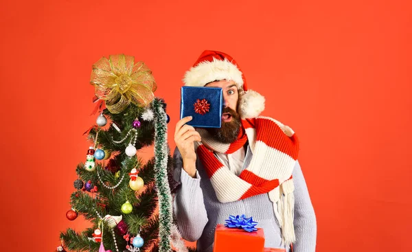 Uomo con barba e volto nascosto su sfondo rosso — Foto Stock