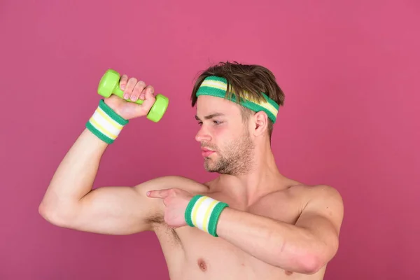 Hombre con cuerpo desnudo y bíceps fuertes sostiene mancuerna — Foto de Stock