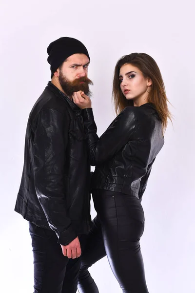 Amantes do rock. Menina e homem barbudo em jaqueta de couro preto — Fotografia de Stock