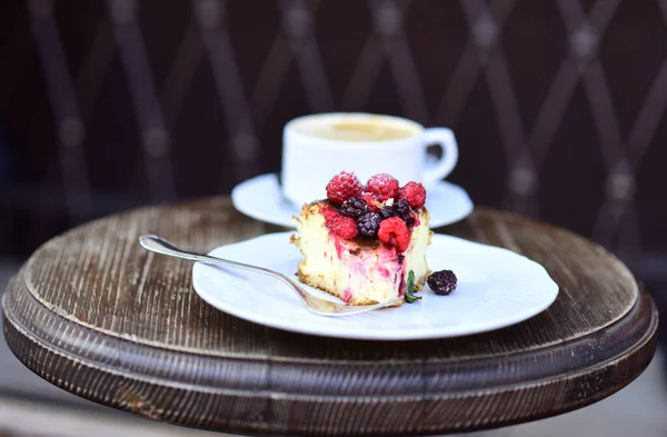 Pastane konsepti. Meyveli ve kahveli cheesecake.