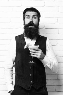 Şaşırtıcı yakışıklı sakallı adam