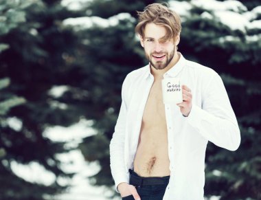 Kışın açık havada sabah bardağıyla yakışıklı seksi bir adam.