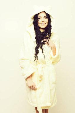 Bej renkli kadife bornozla poz veren seksi kız.