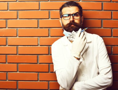 Kaba sakallı Kafkas doktor ya da elinde haplar olan lisansüstü öğrencisi.