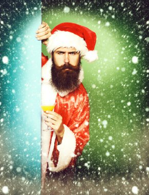 Ciddi sakallı Noel Baba adam.