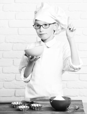 Ciddi çocuk, sevimli aşçı şefi.