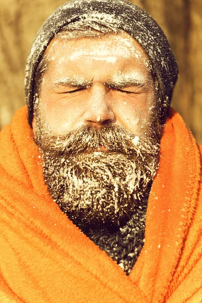 주황색 담요를 두른 얼어붙은 남자 — 스톡 사진