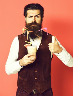 Gerçekten yakışıklı sakallı bir adam.