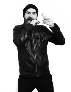 Kafkasyalı vahşi hippi elinde alkollü içecek ya da taze kokteyl tutuyor.