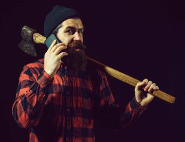 Telefonu ve baltası olan adam.