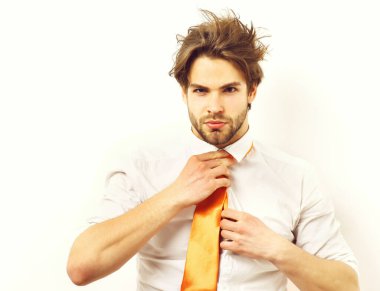 Kafkasyalı turuncu kravatlı maço.