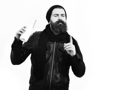 Sakallı, beyaz tenli hippi elinde cam süt kavanozu tutuyordu.