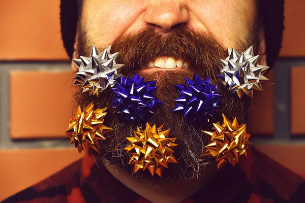 Dekorativní hvězdy v brutální hipster dlouhé vousy. — Stock fotografie