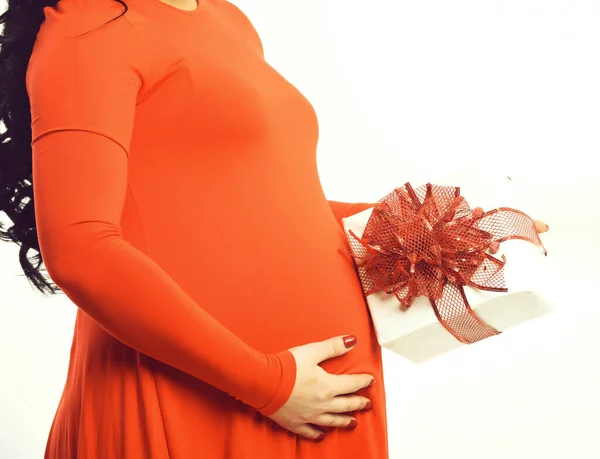 선물이나 선물을 들고 있는 임신부의 여성 손 — 스톡 사진