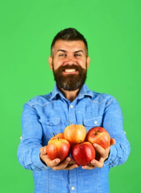 Adam evde yetişen hasatı sunuyor. Gülümseyen yüzlü çiftçi