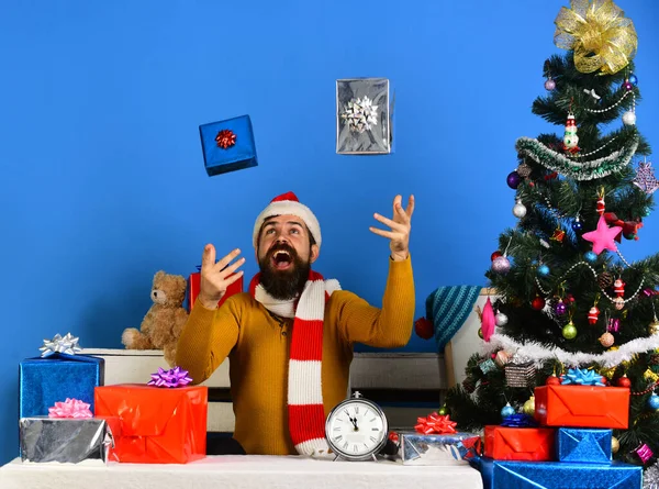 Sakallı ve heyecanlı yüzlü adam, Noel 'i kutluyor.. — Stok fotoğraf