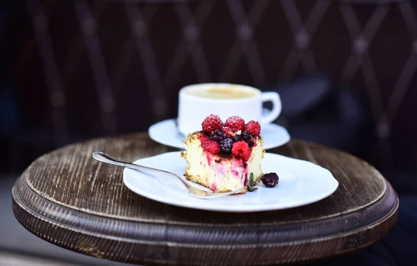 Confectionery concept. Piece of cake with blackberries and raspberries — Stock Photo, Image