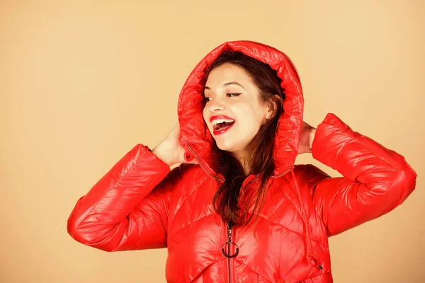 Menina gosta de usar casaco brilhante com capuz. Casaco quente. Jaqueta confortável. Cor vermelha. Encontrar o casaco de inverno certo é essencial para a temporada de inverno agradável. Neve ou chuva Estou pronto para ambos — Fotografia de Stock